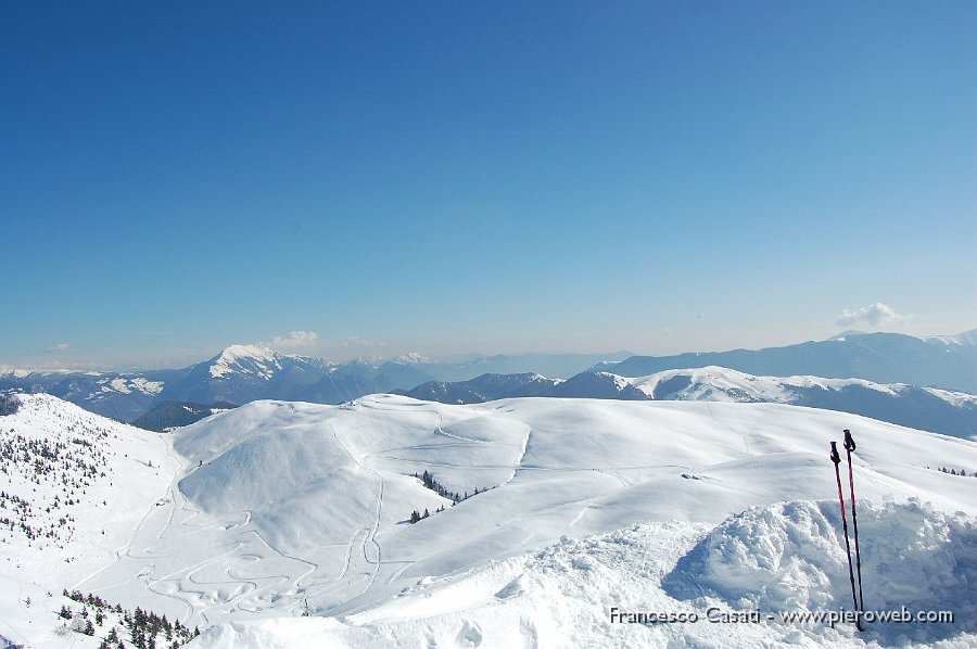 01 Dal Pizzo Formico le piste di sci, il Monte Guglielmo e la Pianura.jpg
